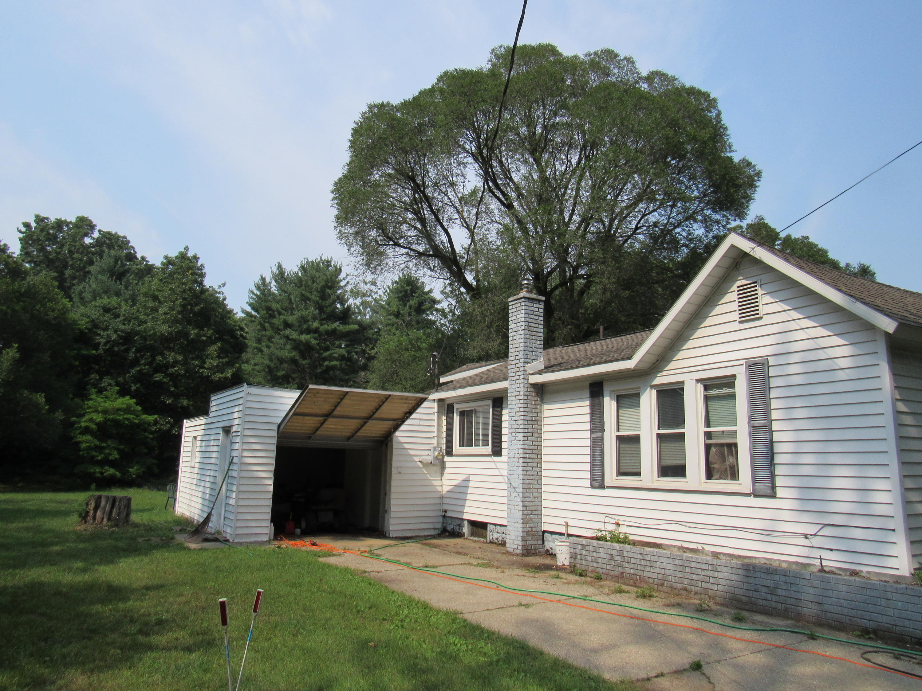602 West River Road Muskegon, MI 49445 - Photo 5 of 11 Side of Home