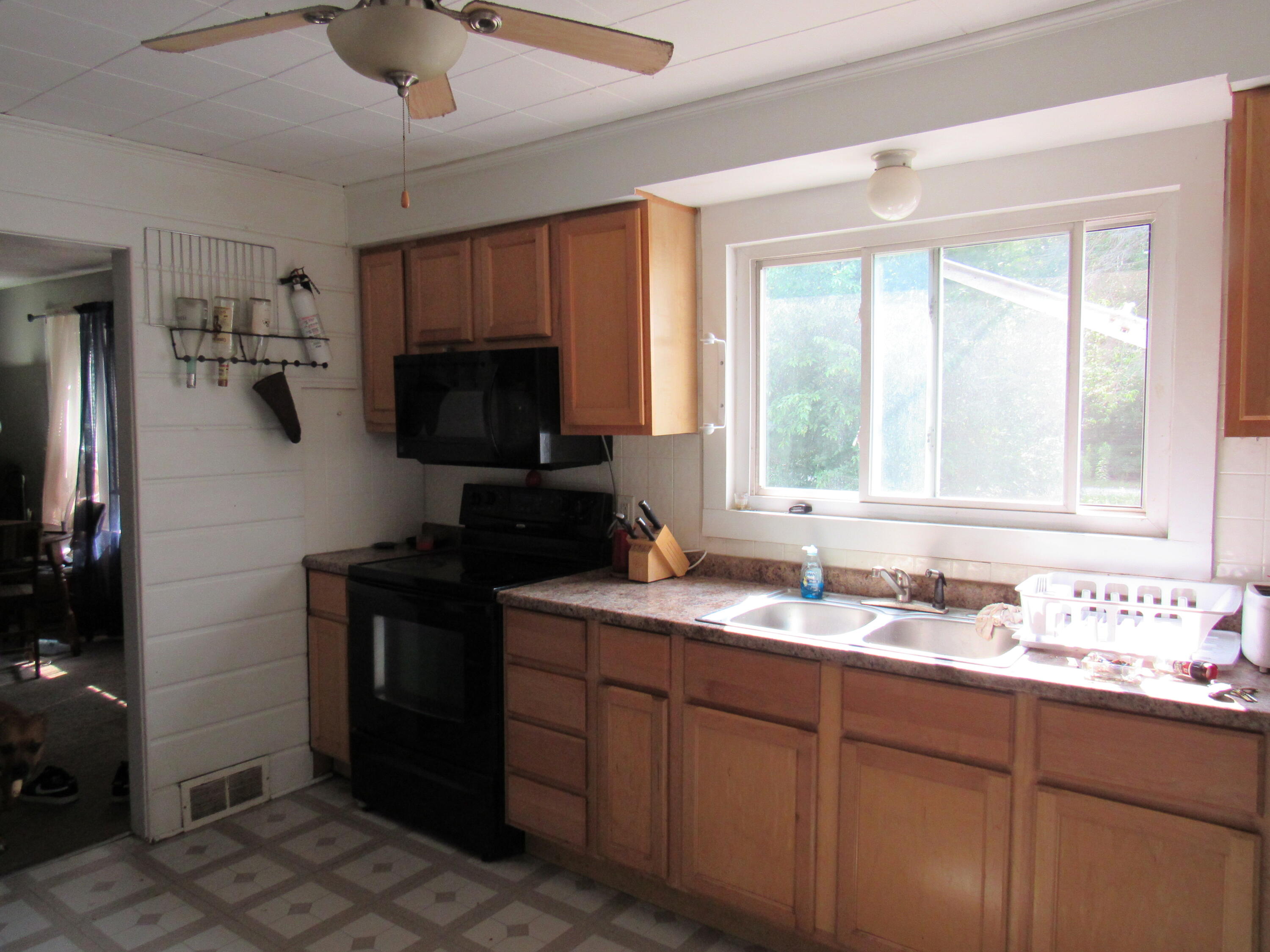 602 West River Road Muskegon, MI 49445 - Photo 8 of 11 Kitchen