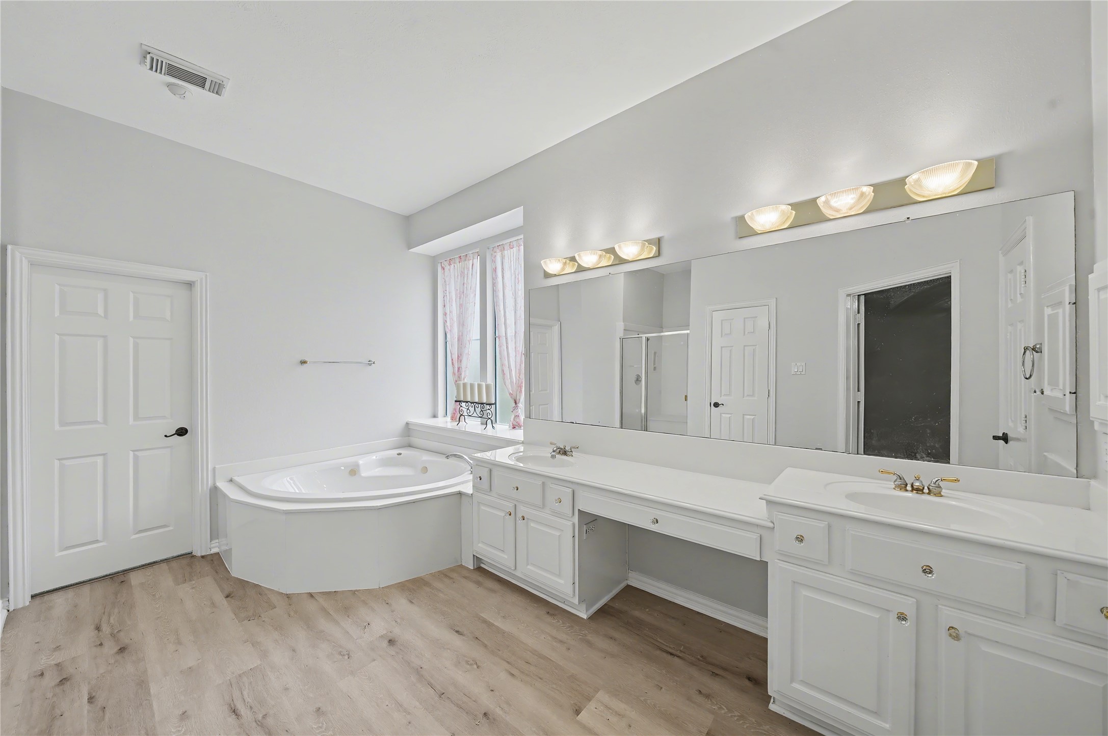 5403 Emerald Pointe Lane Sugar Land, TX 77479 - Photo 17 of 50 a bathroom with a double vanity sink mirror and bathtub