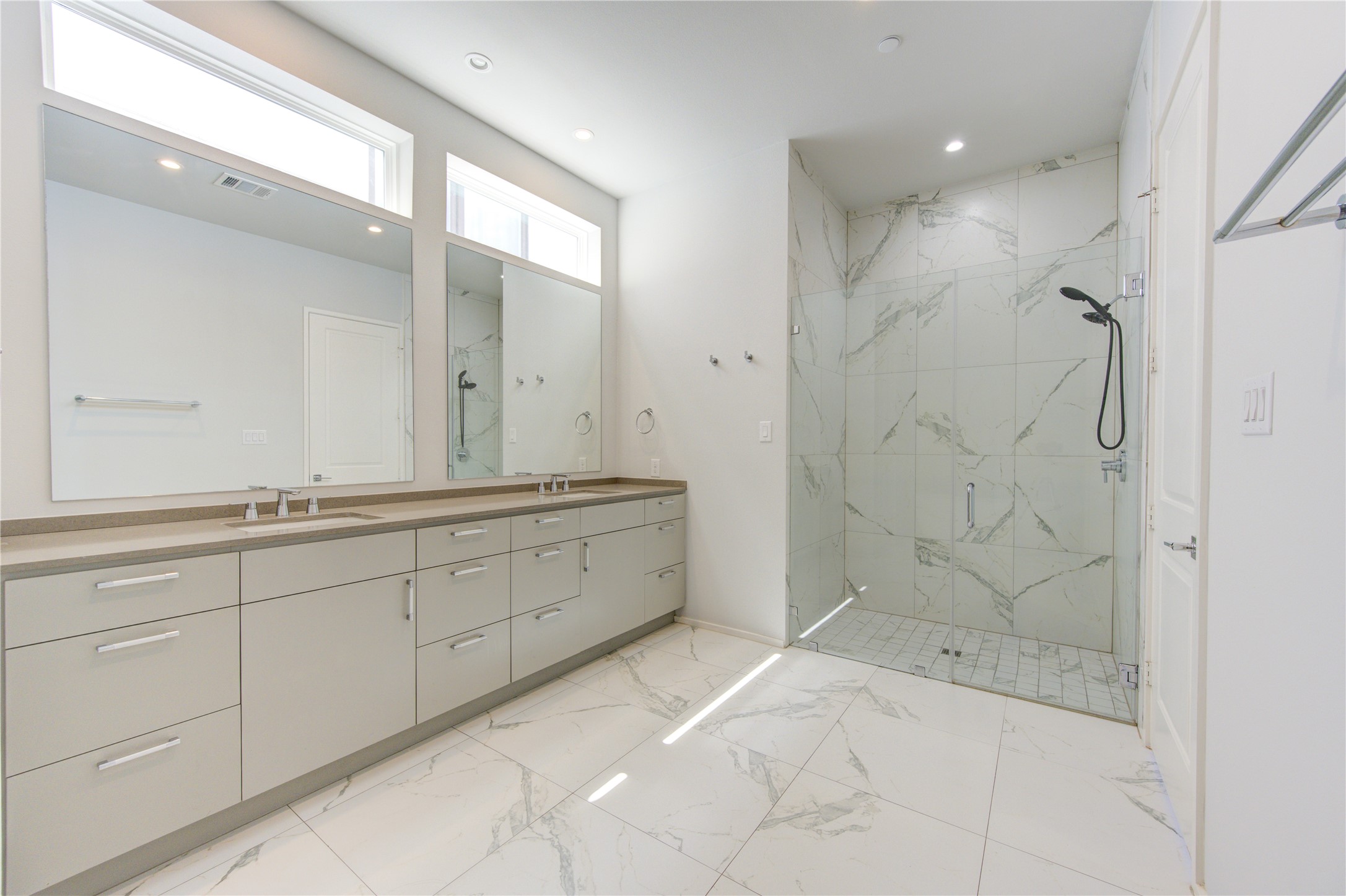 5336 Chandler Street Houston, TX 77007 - Photo 30 of 35 Separate walk-in shower in primary bath