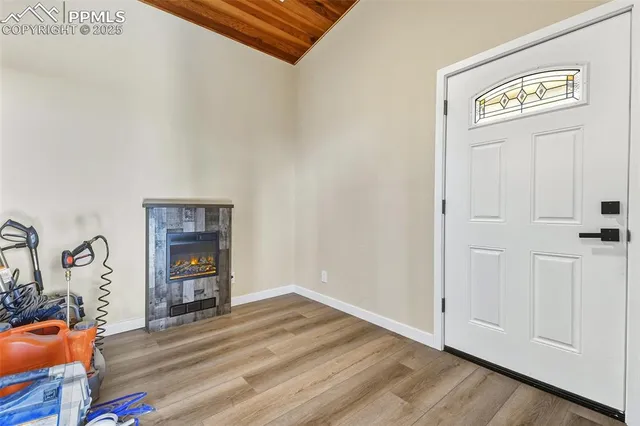 an empty room with closet and mirror