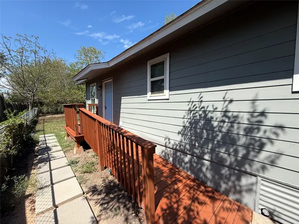 $1,300 | 1009 Alex Street, Unit B, Lockhart, TX 78644