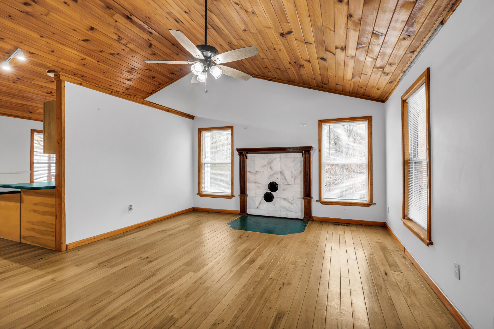 106 County Road 189 Decatur, TN 37322 - Photo 4 of 48 Living room
