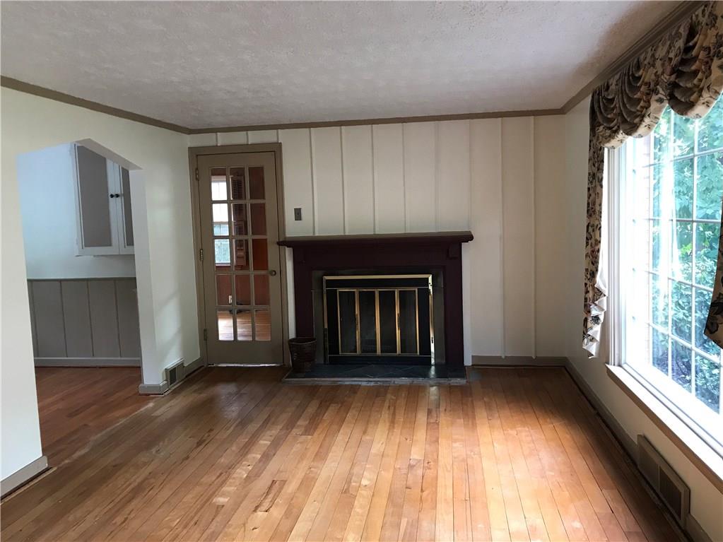217 Siebert Road Pittsburgh, PA 15237 - Photo 2 of 21 Living Room