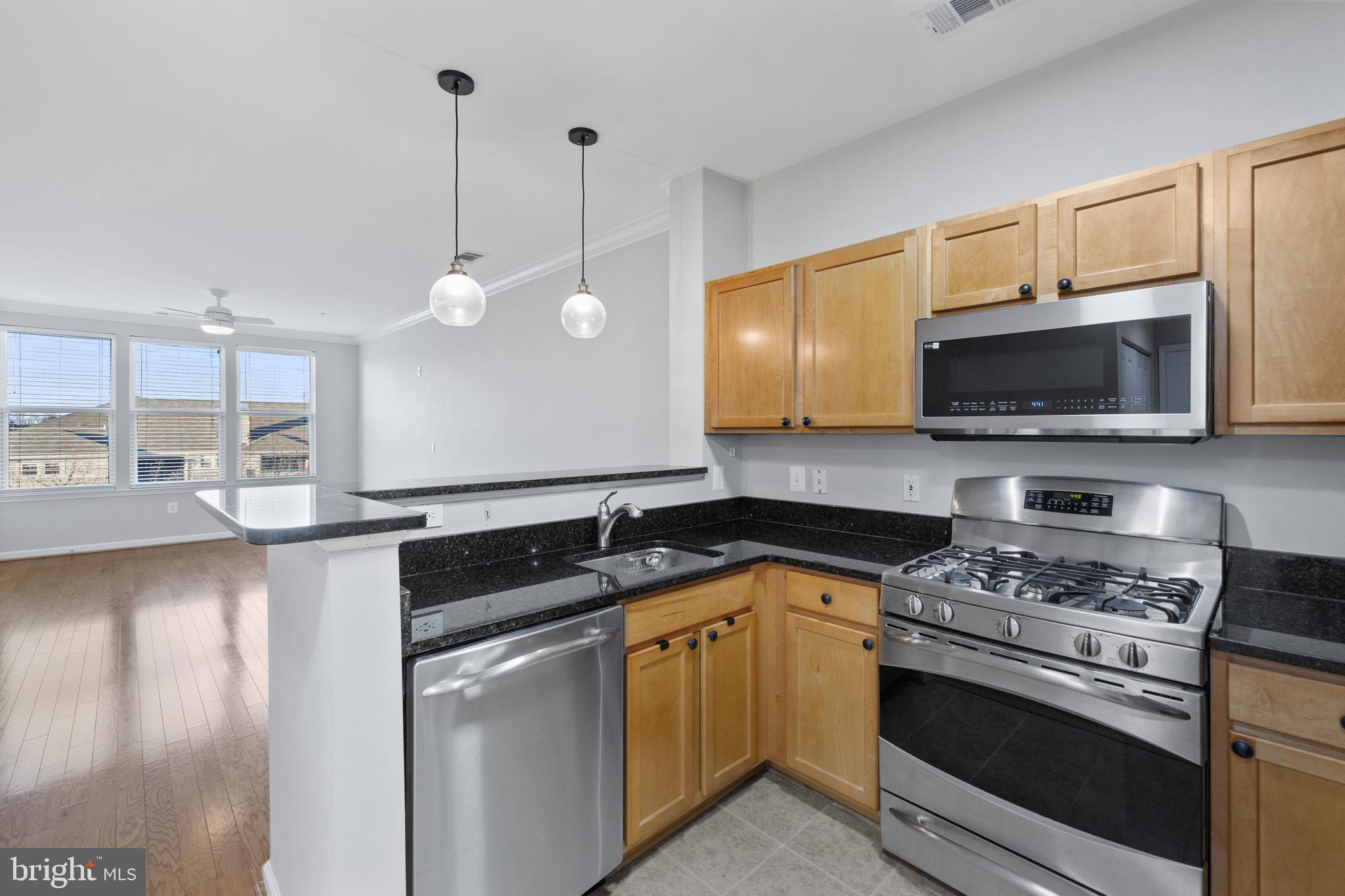12000 Market Street, Unit 373 Reston, VA 20190 - Photo 9 of 39 Stainless steel appliances