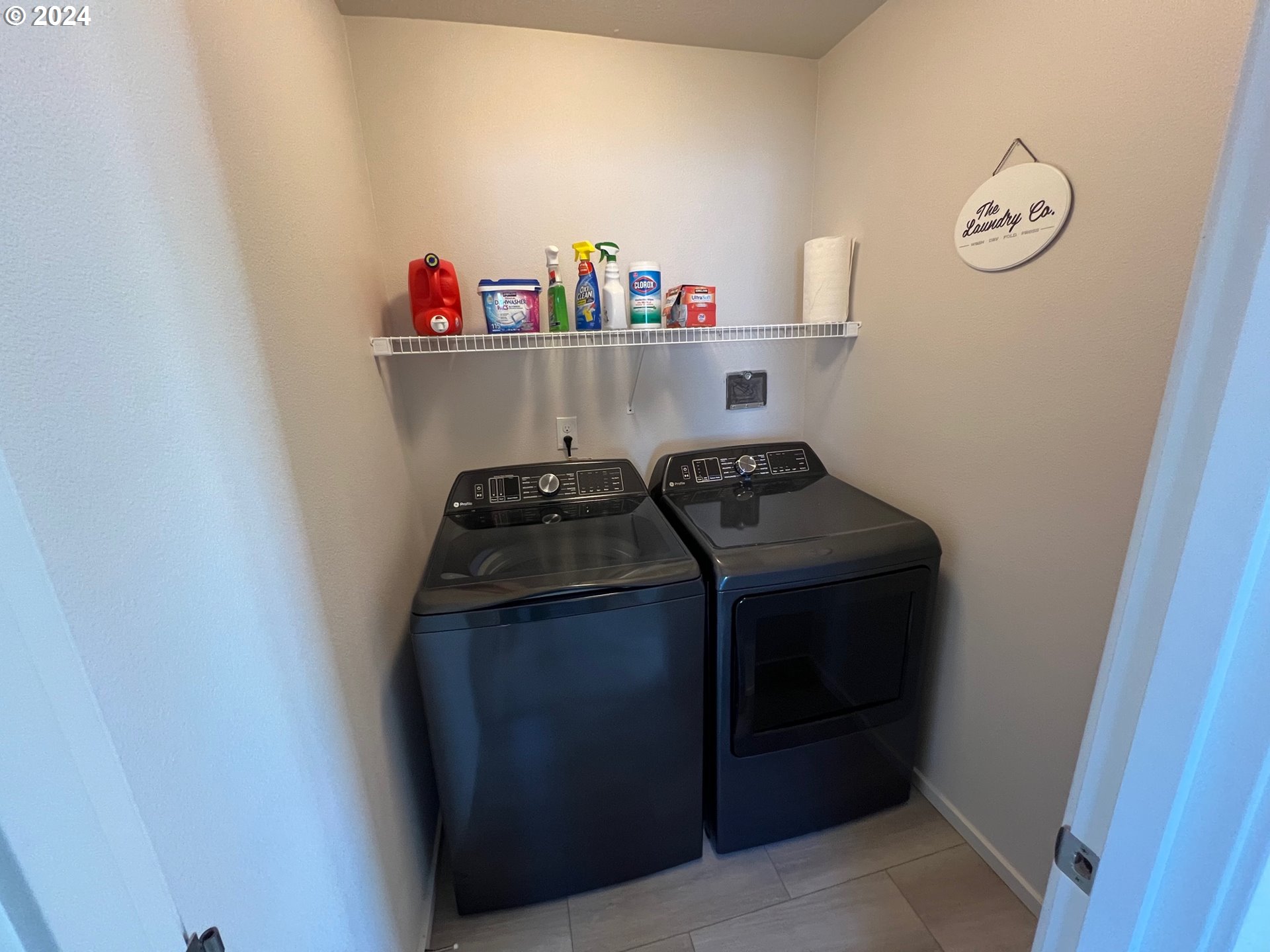 2044 South Chukar Drive Ridgefield, WA 98642 - Photo 12 of 16 a utility room with dryer and washer