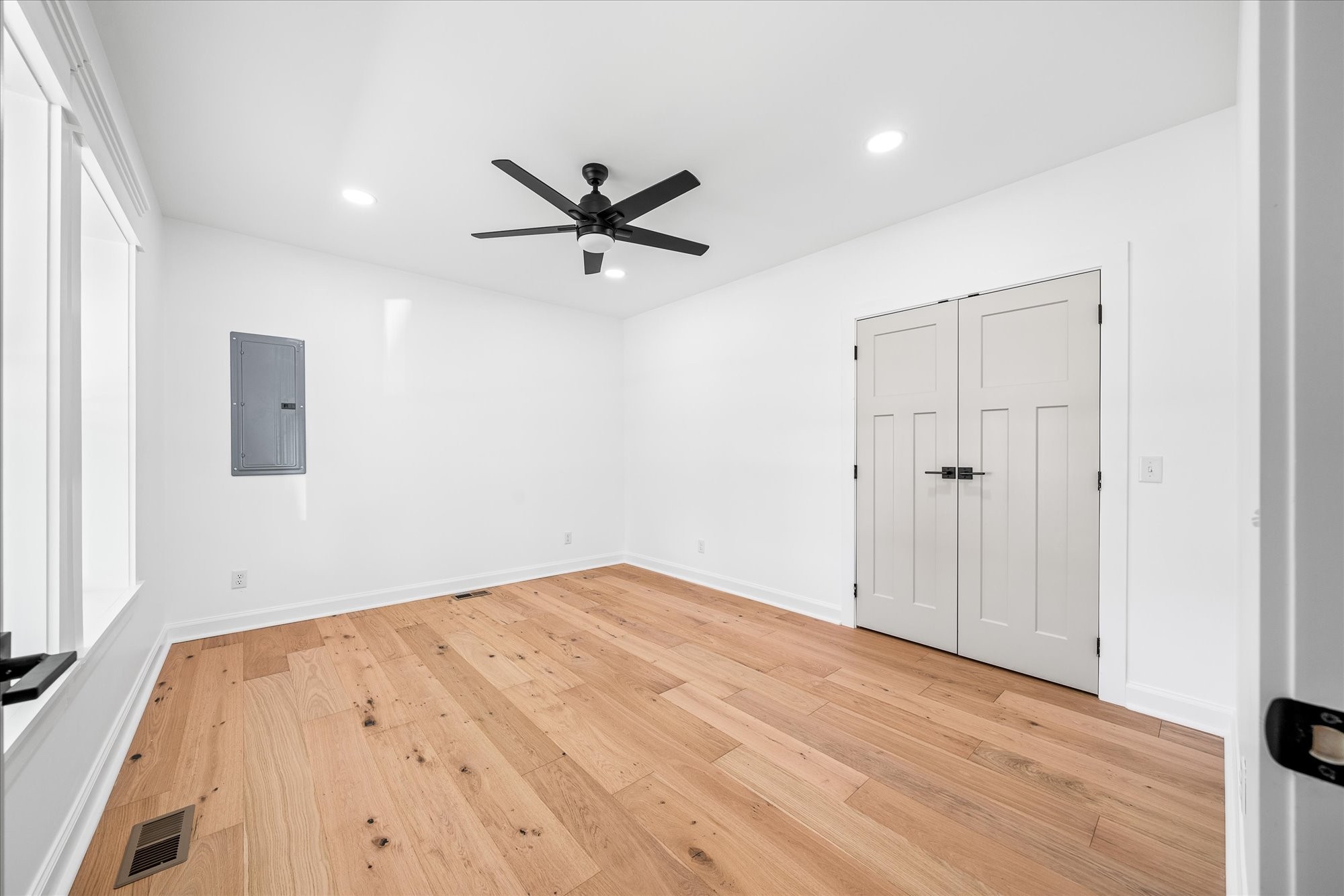 806 Robinson Ridge Road Baxter, TN 38544 - Photo 12 of 29 a view of a big room with wooden floor and a ceiling fan