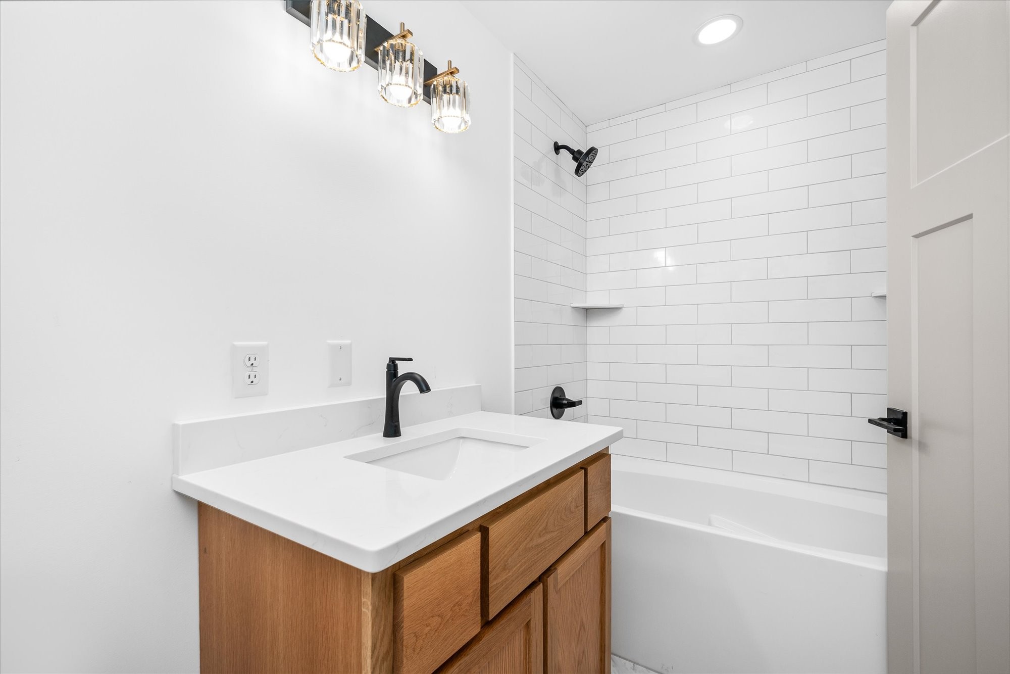 806 Robinson Ridge Road Baxter, TN 38544 - Photo 16 of 29 a bathroom with a sink and a bathtub