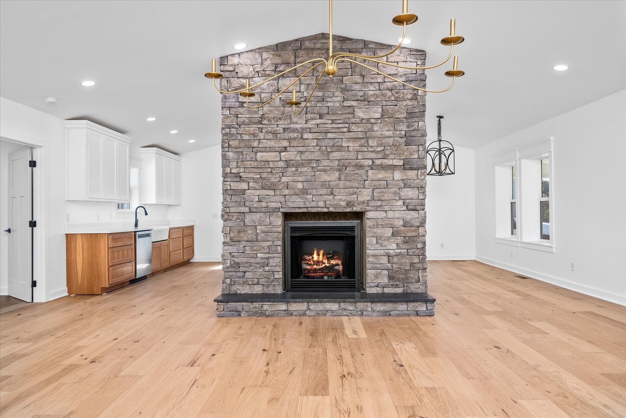 806 Robinson Ridge Road Baxter, TN 38544 - Photo 3 of 29 a living room with a fireplace and chandelier