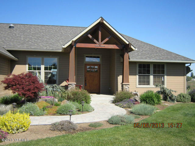285 Cook Road Yakima, WA 98908 - Photo 1 of 26 a front view of a house with a yard