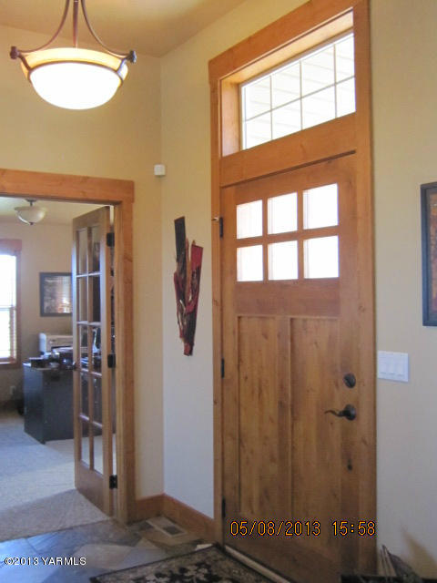 285 Cook Road Yakima, WA 98908 - Photo 2 of 26 a view of a livingroom with wooden floor and a window