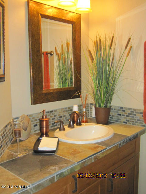 285 Cook Road Yakima, WA 98908 - Photo 11 of 26 a bathroom with a sink and a mirror
