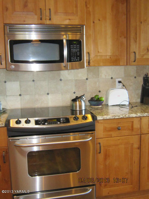 285 Cook Road Yakima, WA 98908 - Photo 12 of 26 a stove top oven sitting inside of a kitchen