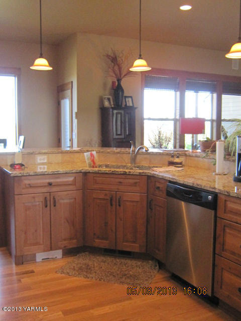 285 Cook Road Yakima, WA 98908 - Photo 14 of 26 a kitchen with granite countertop a sink and a stove
