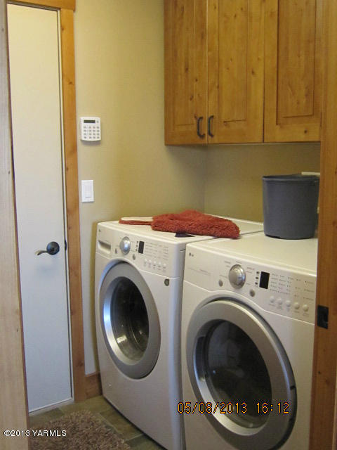 285 Cook Road Yakima, WA 98908 - Photo 15 of 26 a utility room with dryer and washer