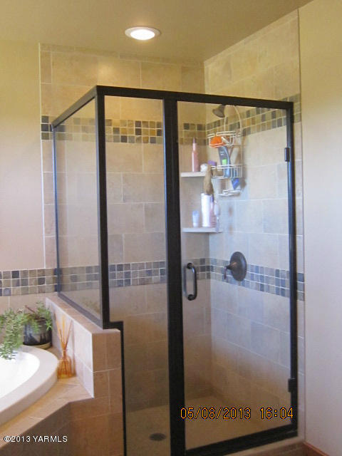 285 Cook Road Yakima, WA 98908 - Photo 18 of 26 a bathroom with a shower and a sink