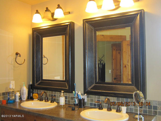 285 Cook Road Yakima, WA 98908 - Photo 19 of 26 a bathroom with double vanity sinks and a mirror