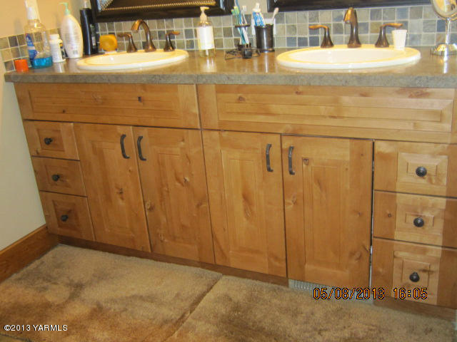 285 Cook Road Yakima, WA 98908 - Photo 20 of 26 a bathroom with a shower