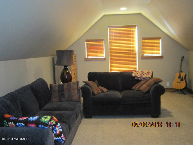 285 Cook Road Yakima, WA 98908 - Photo 3 of 26 a living room with furniture and a window