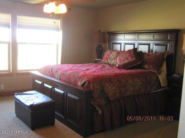 285 Cook Road Yakima, WA 98908 - Photo 21 of 26 a bedroom with a bed and window