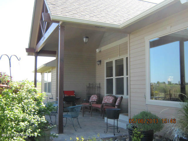 285 Cook Road Yakima, WA 98908 - Photo 23 of 26 a outdoor living space with furniture