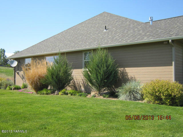 285 Cook Road Yakima, WA 98908 - Photo 24 of 26 a view of a backyard with plants and palm tree