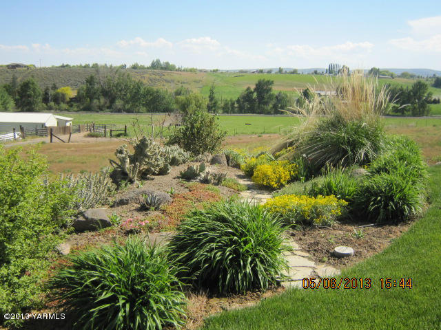 285 Cook Road Yakima, WA 98908 - Photo 4 of 26 a view of a green field with lots of trees