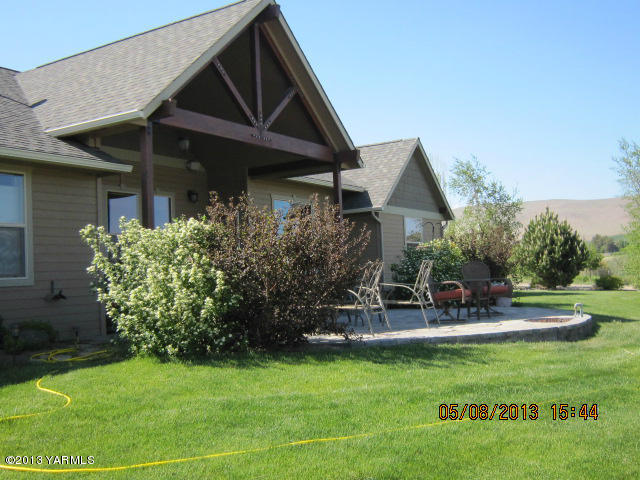 285 Cook Road Yakima, WA 98908 - Photo 5 of 26 a front view of a house with a garden