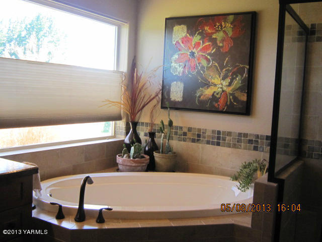 285 Cook Road Yakima, WA 98908 - Photo 6 of 26 a bathroom with a bathtub