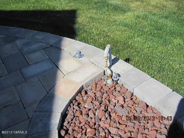 285 Cook Road Yakima, WA 98908 - Photo 7 of 26 a terrace with a outdoor seating