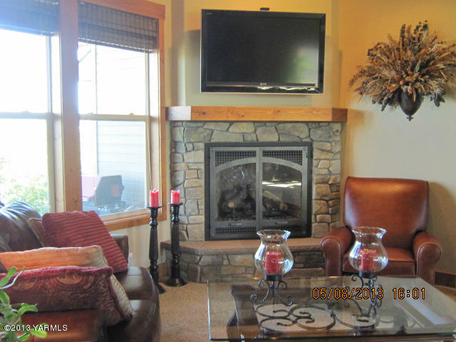 285 Cook Road Yakima, WA 98908 - Photo 8 of 26 a living room with furniture and a flat screen tv