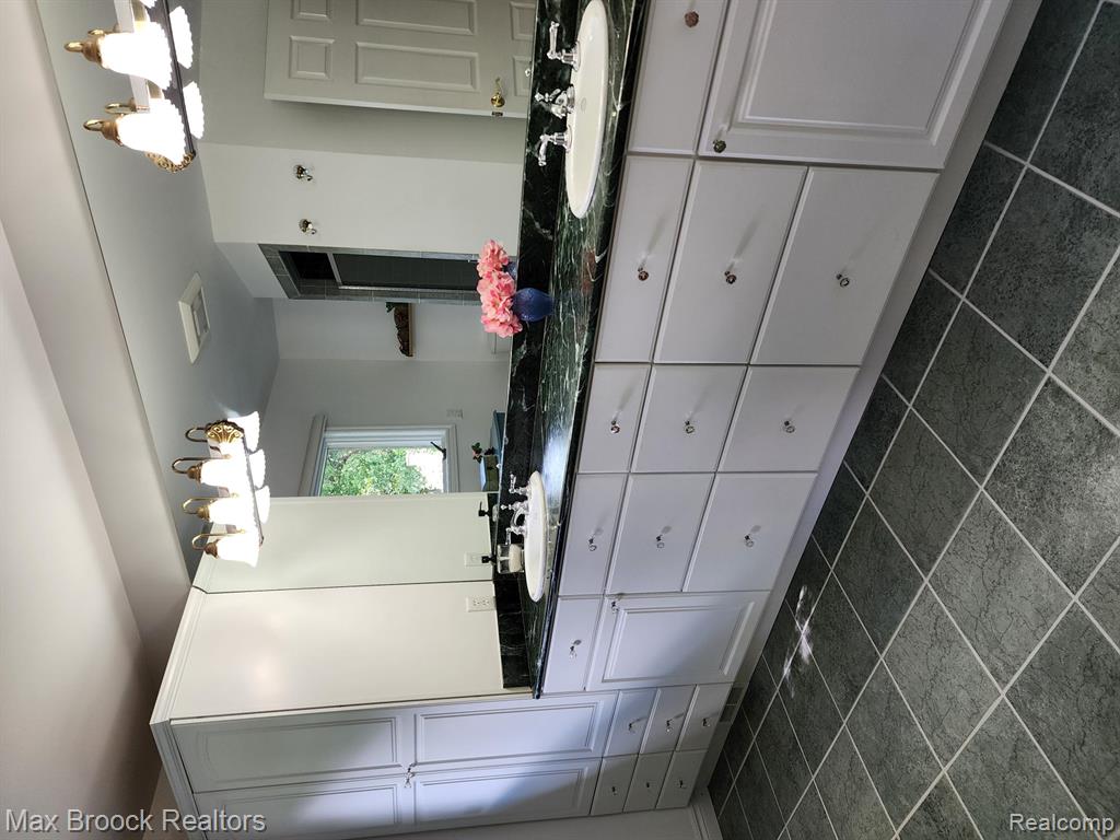 855 North Pemberton Road Bloomfield Hills, MI 48302 - Photo 16 of 28 Gallery Image 16
