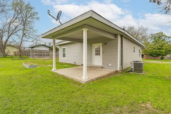 $175,000 | 302 West Armstrong Avenue, Comanche, TX 76442