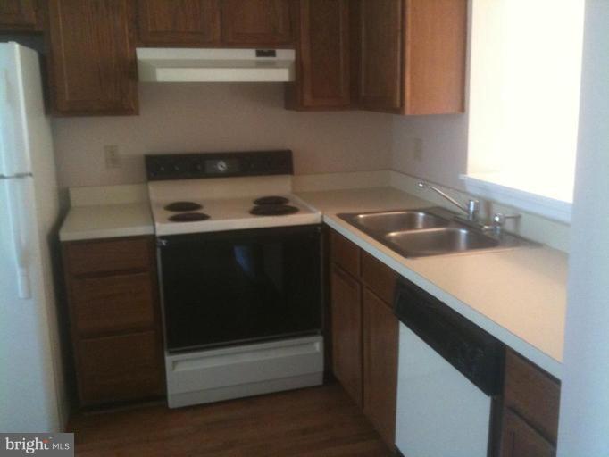21673 Hazelnut Square, Unit 172 Sterling, VA 20164 - Photo 7 of 15 a kitchen with a sink and a stove