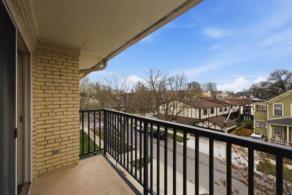 $259,000 | 403 North Marion Street, Unit 3D, Oak Park, IL 60302
