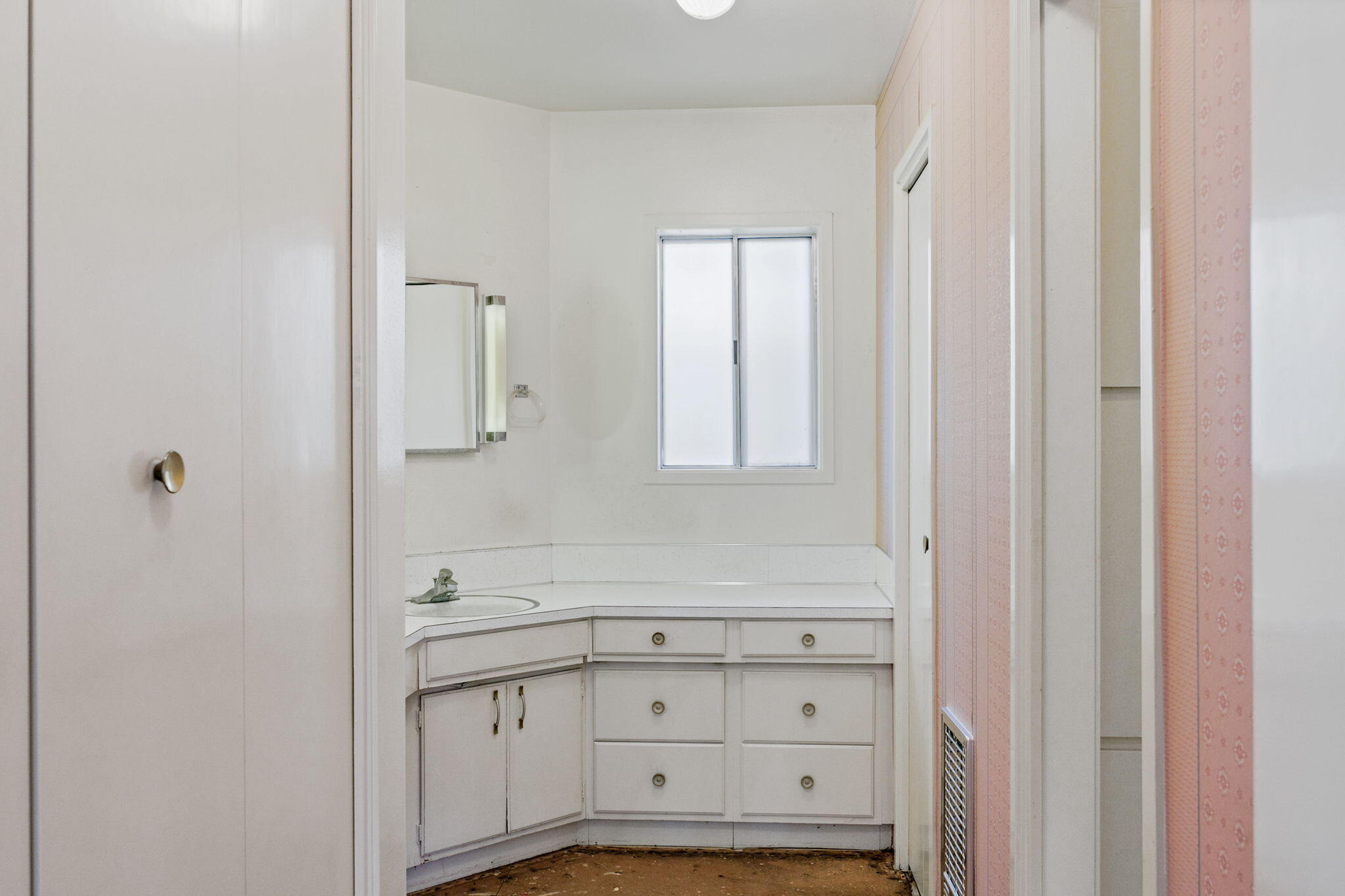 975 Applegate Street Jacksonville, OR 97530 - Photo 26 of 46 26-Primary Bath