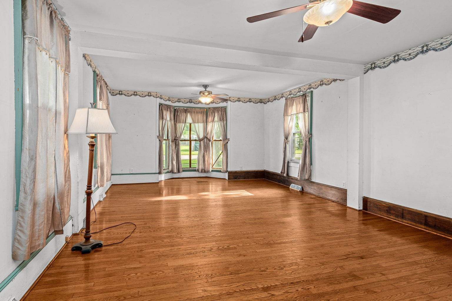 200 West Locust Street Cambridge, IL 61238 - Photo 18 of 32 an empty room with wooden floor and windows