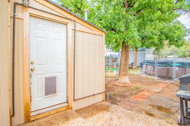 a view of a house with backyard