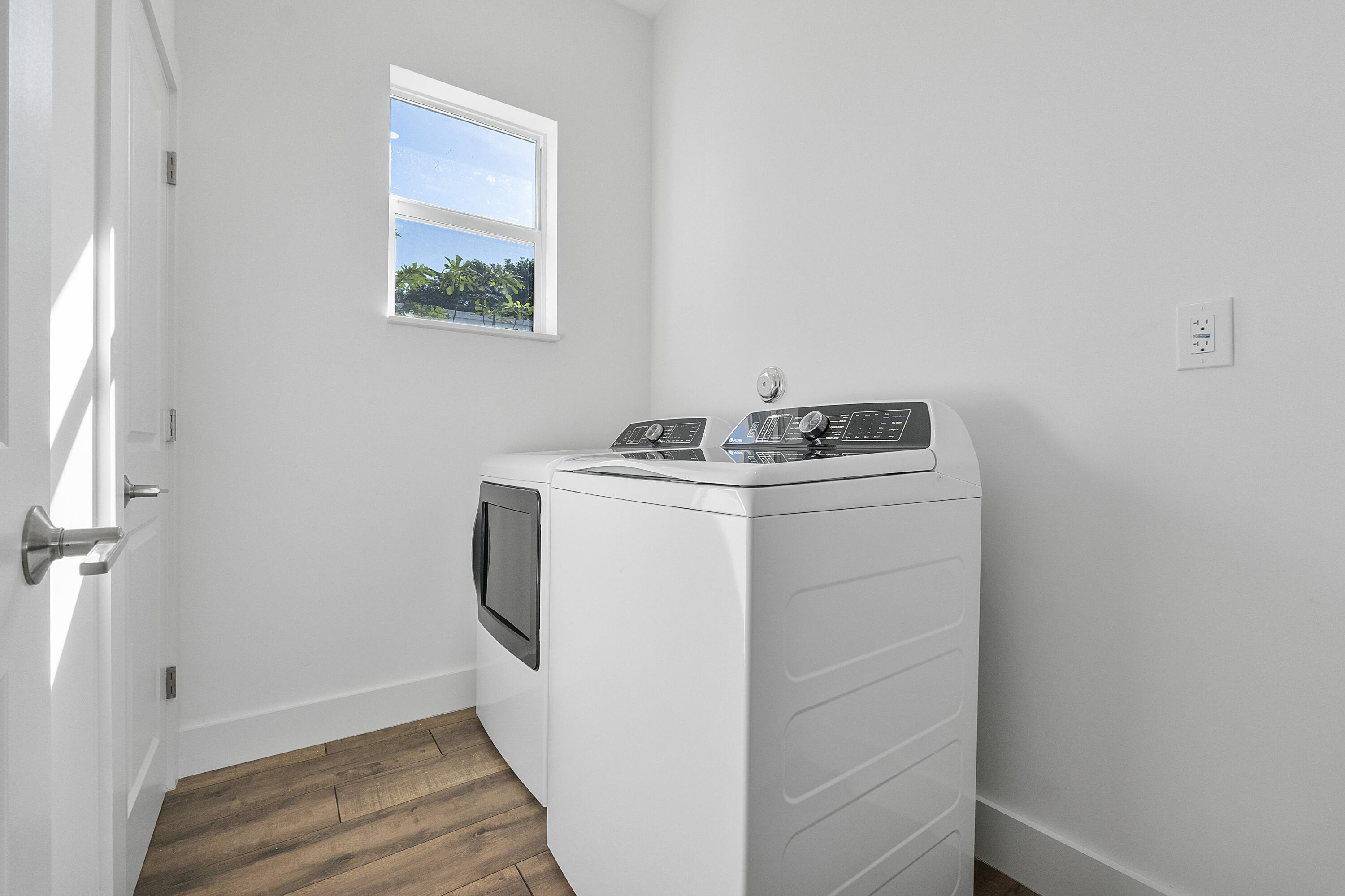 1573 West 16th Street Riviera Beach, FL 33404 - Photo 15 of 23 a utility room with dryer and washer