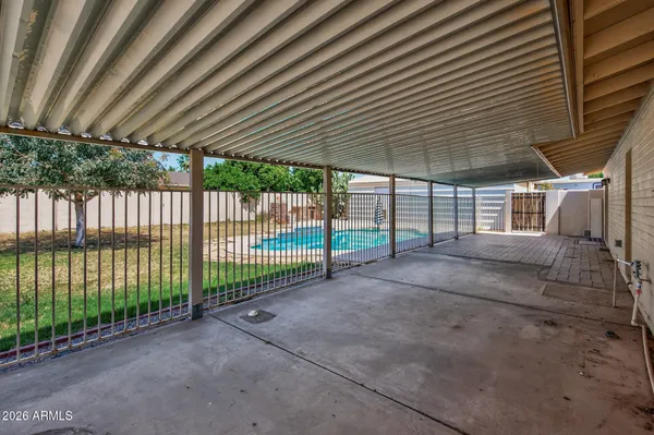 a view of a backyard