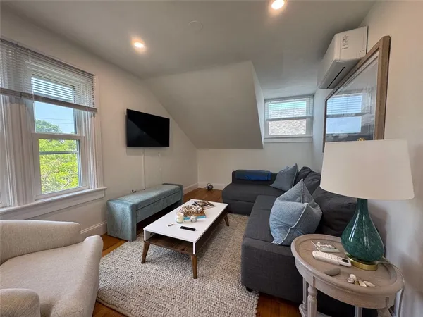 $2,200 | 8 Barney Street, Unit 3, Newport, RI 02840