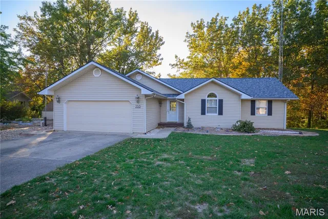 $319,900 | 210 Lands End Road, Hillsboro, IL 62049