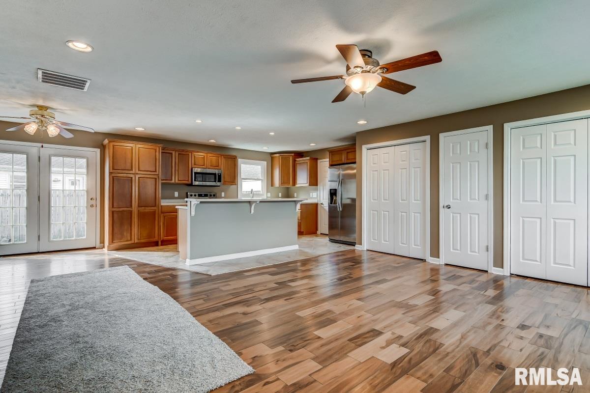 2904 Lyn Street Springfield, IL 62702 - Photo 3 of 24