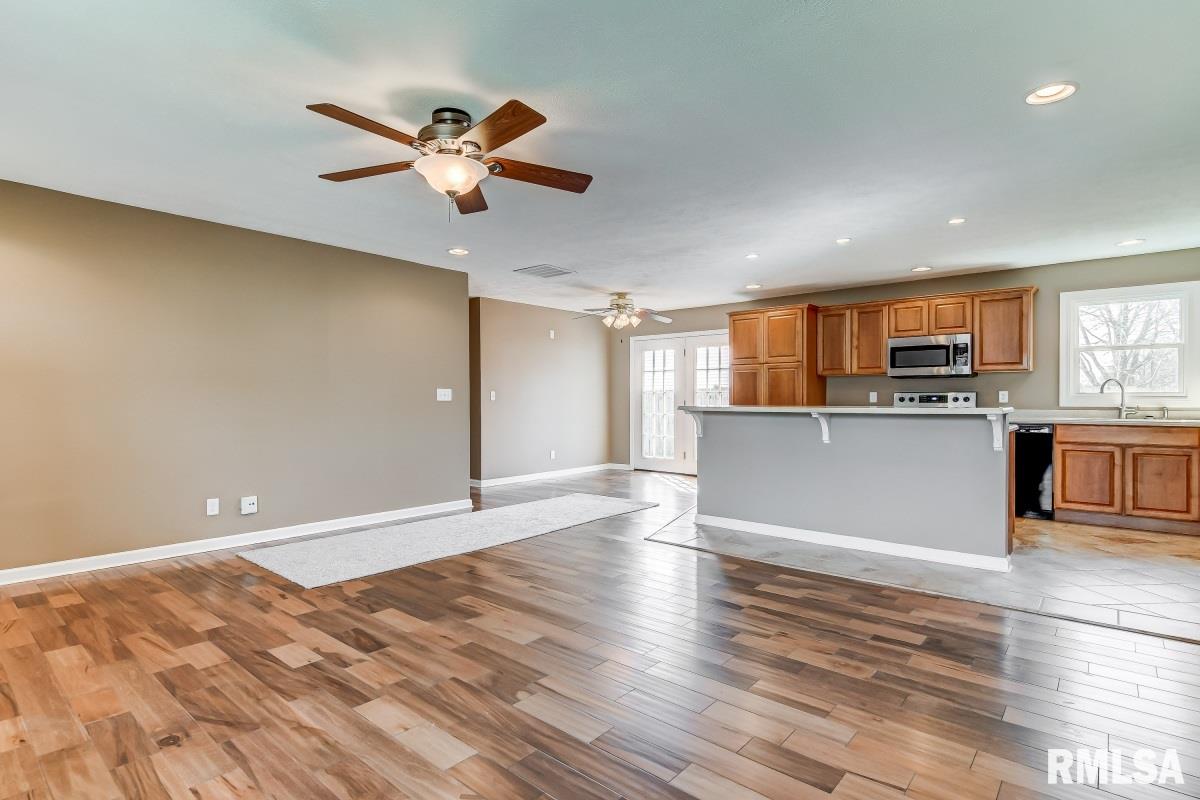 2904 Lyn Street Springfield, IL 62702 - Photo 4 of 24