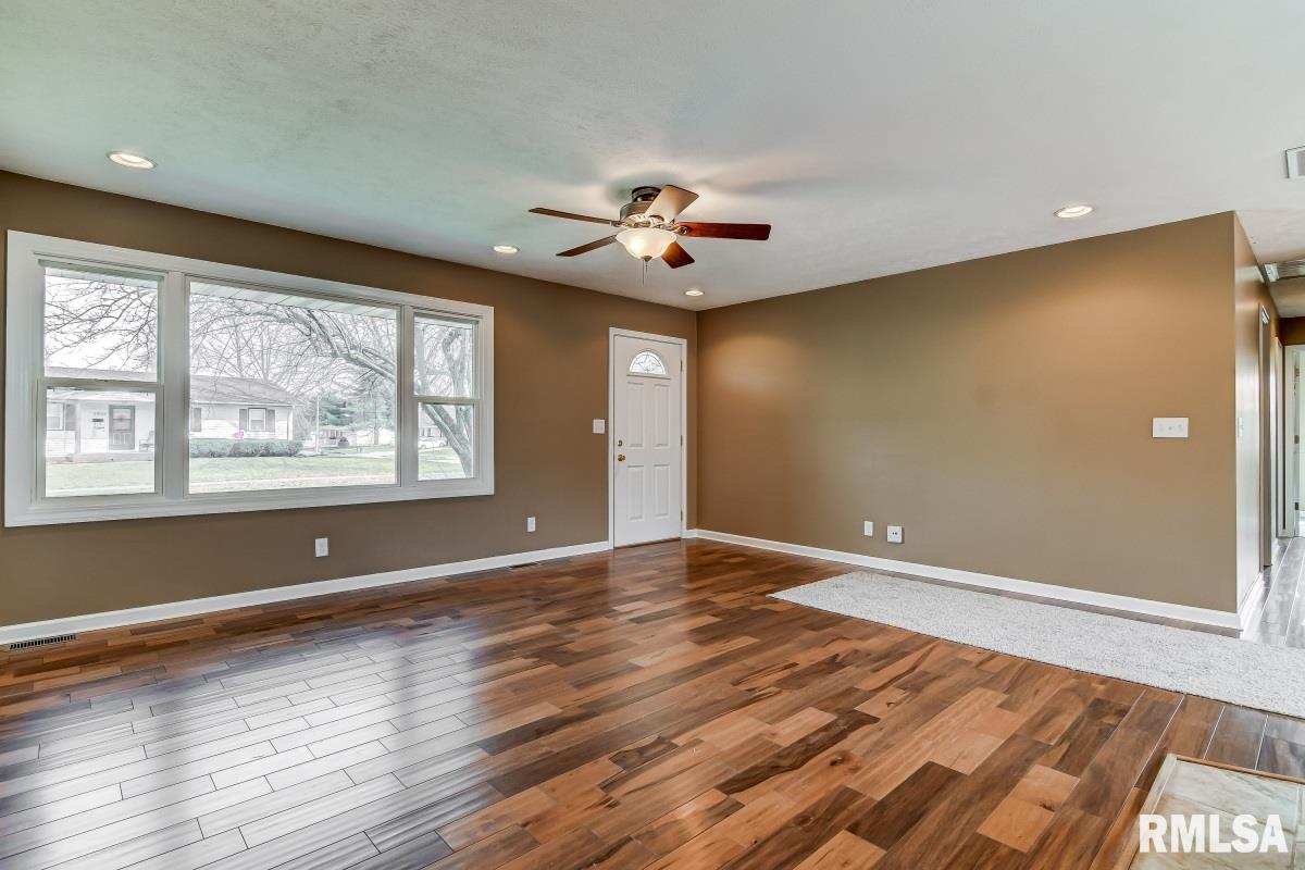 2904 Lyn Street Springfield, IL 62702 - Photo 5 of 24