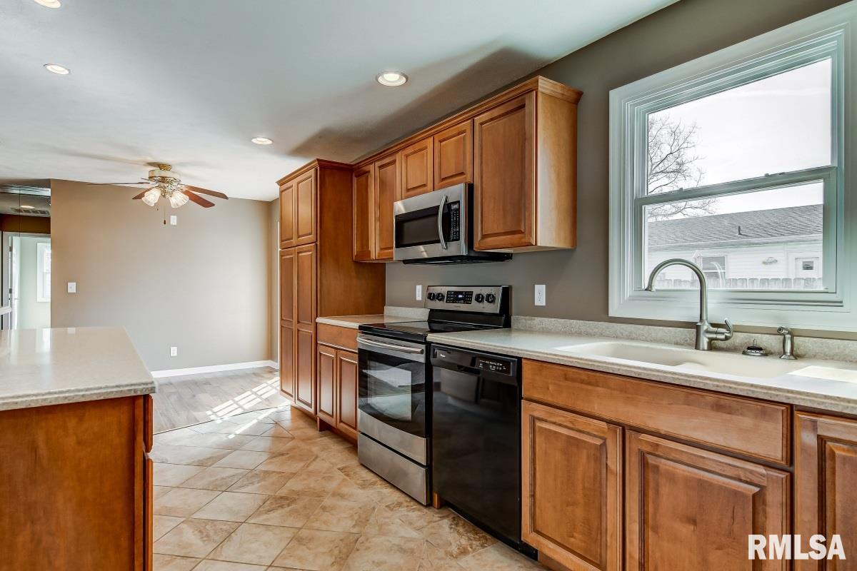 2904 Lyn Street Springfield, IL 62702 - Photo 6 of 24