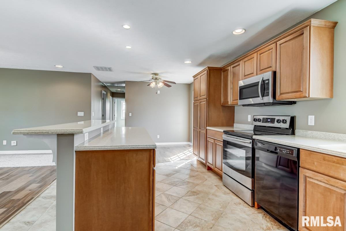 2904 Lyn Street Springfield, IL 62702 - Photo 8 of 24