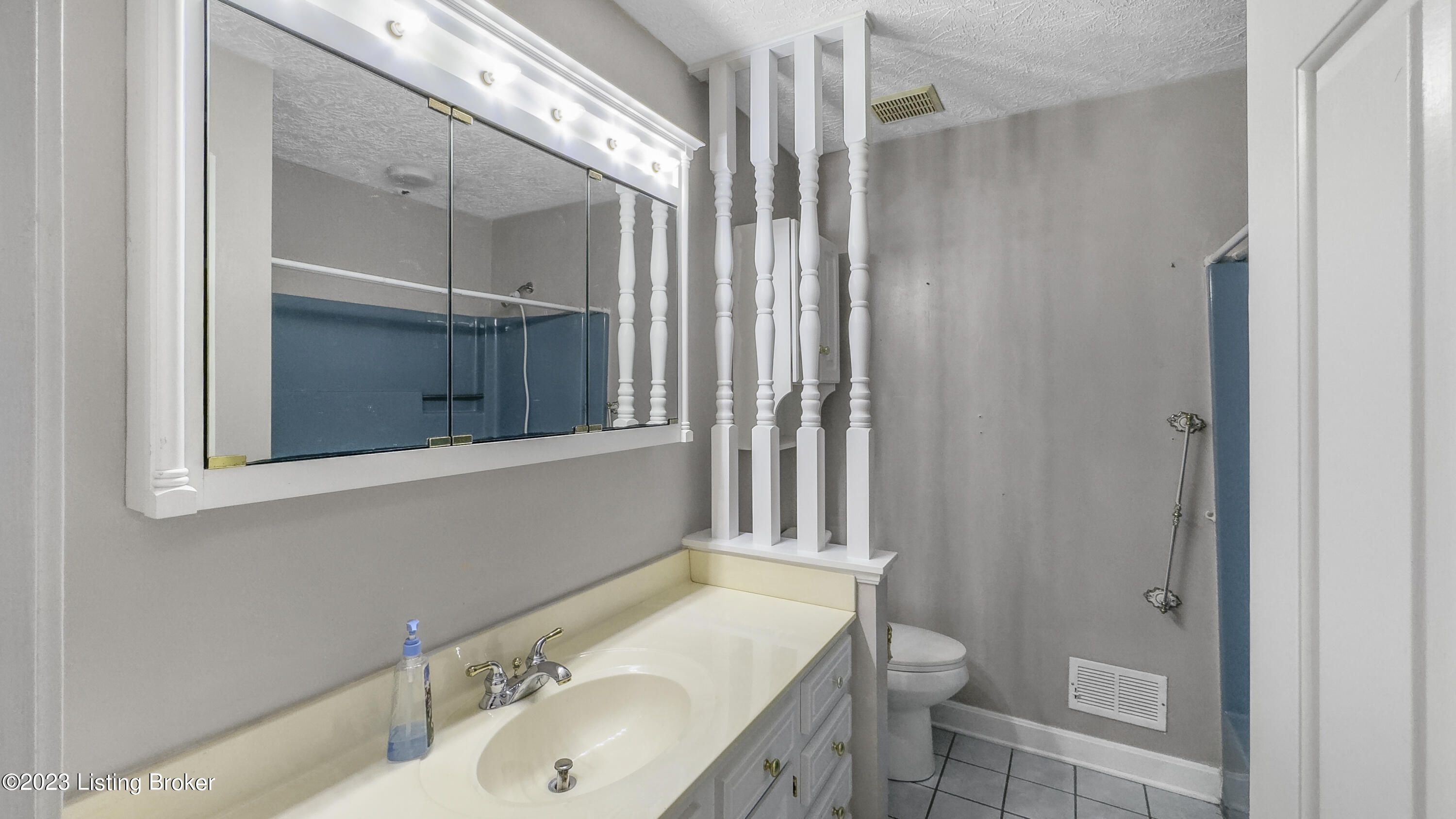 9898 Fairmount Road Louisville, KY 40291 - Photo 38 of 53 Full Bath