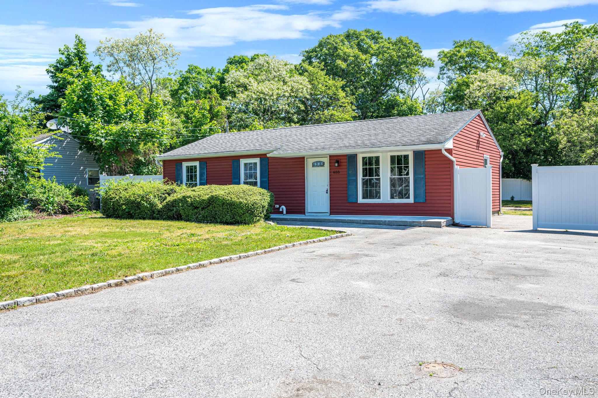 655 Post Avenue Bellport, NY 11713 - Photo 2 of 20