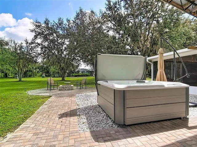 a view of a backyard